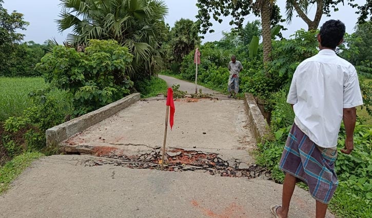 ঝুঁকিপূর্ণ সেতুতে বড় ফাটল, আতঙ্কে কয়েক গ্রামের মানুষ