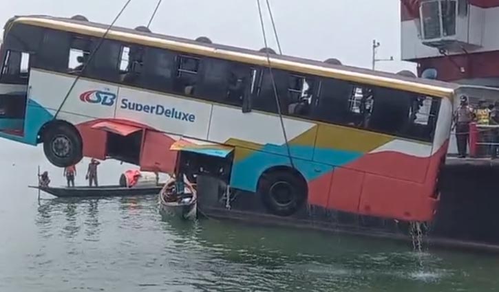দৌলতদিয়ায় পদ্মা নদীতে ডুবে যাওয়া বাস উদ্ধার