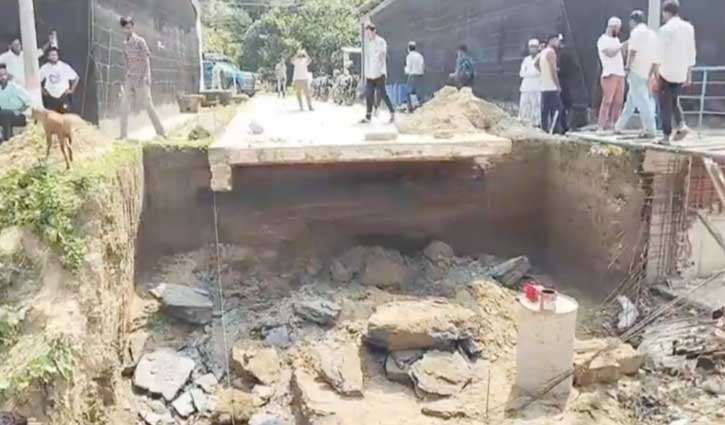 কক্সবাজারে কালভার্ট নির্মাণকাজে মাটিচাপায় ২ শ্রমিক নিহত