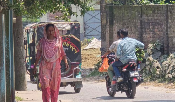 দিনাজপুরে অসহনীয় গরমে বিপর্যস্ত জনজীবন 