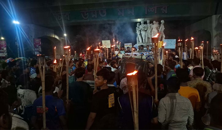 গাইবান্ধায় শ্রীরামচন্দ্রকে অবমাননার প্রতিবাদে ঢাবিতে মশাল মিছিল