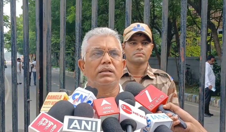 ‘এই দেশে আছেন কেন, চলে যান বাংলাদেশে’, মমতাকে দিলীপ ঘোষ