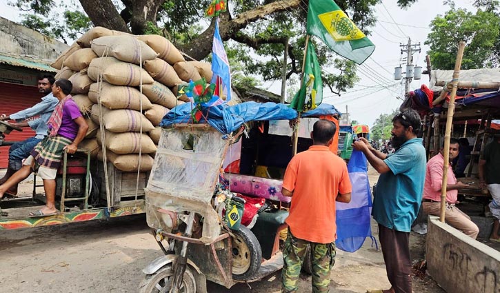 বিশ্বকাপ ঘিরে হিলিতে পতাকা বিক্রির হিড়িক