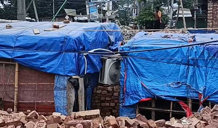 মাদক কারবারির আস্তানা কুঁড়েঘরে এসি-সিসি ক্যামেরা 