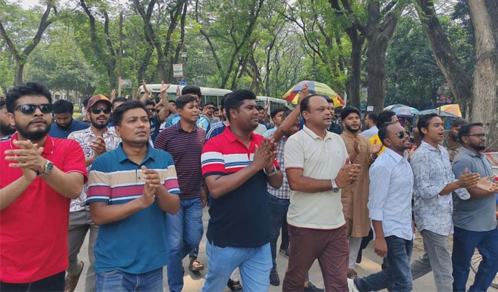 ইবিতে শিবিরের বিরুদ্ধে ছাত্রদলের মিছিল