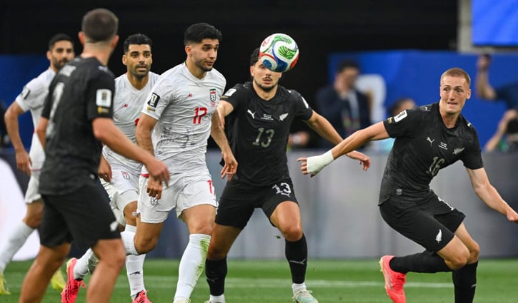 ইরানকে ঘিরে উত্তাল গ্যালারি, ফুটবল ছাপিয়ে রাজনীতি