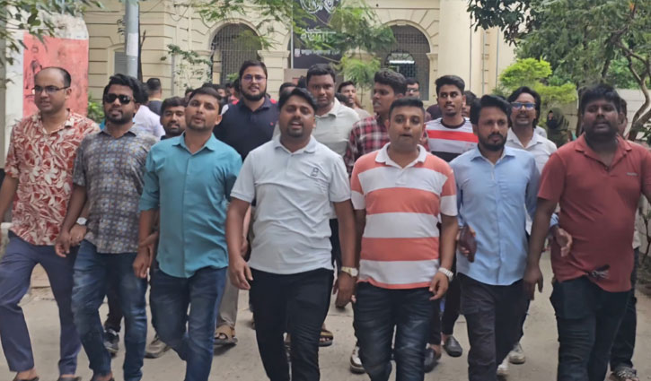 ছাত্রলীগের কর্মসূচির প্রতিবাদে জবি ছাত্রদলের মিছিল, জড়িতদের 