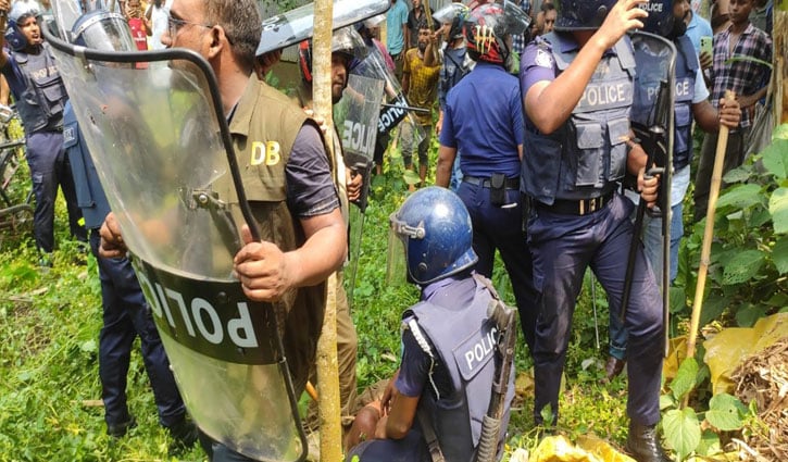 লালমনিরহাটে জনতা-পুলিশ সংঘর্ষ, ডিসি-এসপির গাড়ি ভাঙচুর, ওসি প্রত্যাহার