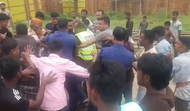 মাদ্রাসা ছাত্রকে বলাৎকার চেষ্টার অভিযোগ, শিক্ষককে গণপিটুনি দিয়ে পুলিশে সোপর্দ