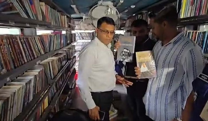 রাজশাহীতে ভ্রাম্যমাণ পাঠাগারের ৩০০ বই জব্দ