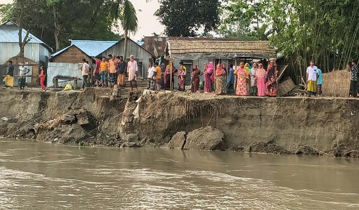 কালজানি নদীর গ্রাসে ধলডাঙ্গা গ্রাম, বিলীন হচ্ছে বসতভিটা