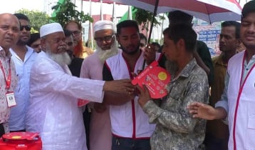 গোপালগঞ্জে তীব্র তাপদাহে পানি, ছাতা ও পাখা বিতরণ