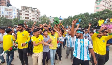 বগুড়ায় ব্রাজিল ও আর্জেন্টিনা সমর্থকদের আনন্দ র‌্যালী