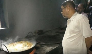 হাসপাতালে হঠাৎ স্বাস্থ্যমন্ত্রী, অপরিষ্কার পরিবেশ দেখে ক্ষোভ