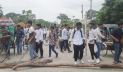 গোপালগঞ্জে কেন্দ্র পরিবর্তনের দাবিতে শিক্ষার্থীদের সড়ক অবরোধ