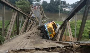 ময়মনসিংহে ট্রাকসহ বেইলি সেতু নদীতে