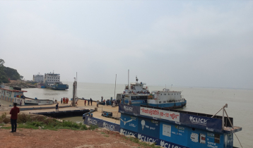 দৌলতদিয়া ফেরিঘাটে নিয়ন্ত্রণ হারিয়ে বাস পড়ল নদীতে