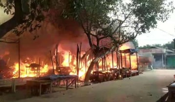 ভূরুঙ্গামারী বাজারে আগুনে পুড়েছে ৫০ দোকান