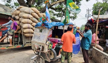 বিশ্বকাপ ঘিরে হিলিতে পতাকা বিক্রির হিড়িক