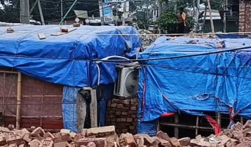 মাদক কারবারির আস্তানা কুঁড়েঘরে এসি-সিসি ক্যামেরা 