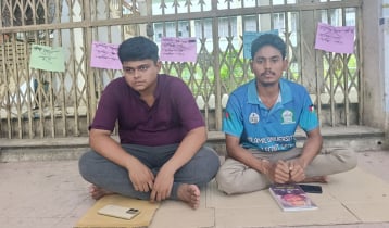 ফি কমানোসহ চার দাবিতে ইবির দুই শিক্ষার্থীর অনশন