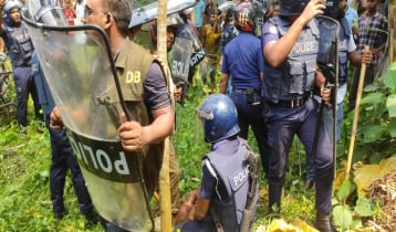 লালমনিরহাটে জনতা-পুলিশ সংঘর্ষ, ডিসি-এসপির গাড়ি ভাঙচুর, ওসি প্রত্যাহার