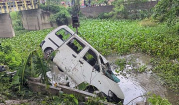 মুন্সীগঞ্জে ১১ যাত্রী নিয়ে মাইক্রোবাস খাদে, নারী নিহত 