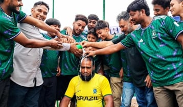 দুধ দিয়ে গোসল করে ব্রাজিল ছাড়লেন সমর্থক