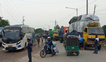 নির্দেশনা অমান্য, যাত্রীসহ ফেরিতে উঠছে বাস