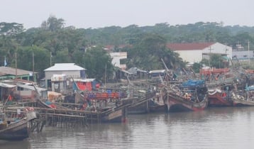 উত্তাল সাগরে মাছের আকাল, নিরাপদ আশ্রয়ে হাজারো ট্রলার
