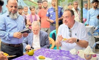 রাজশাহীর আমের হাট ঘুরলেন মার্কিন রাষ্ট্রদূত, নিলেন স্বাদ