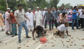 রংপুরে মহাসড়কে আলু ফেলে কৃষকদের বিক্ষোভ