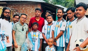 পলিথিন দিয়ে আর্জেন্টিনার পতাকা, পরে মিলল উপহার 