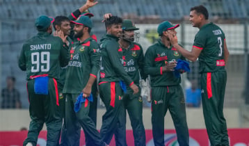 অস্ট্রেলিয়াকে উড়িয়ে রইল বাকি ইংল‌্যান্ড
