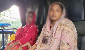 বগুড়ায় দুই নারী মাদক কারবারিকে পুলিশে দিলেন স্থানীয়রা