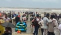 ছুটির দিনে কক্সবাজারে আনন্দে ভাসছেন ভ্রমণপিপাসুরা