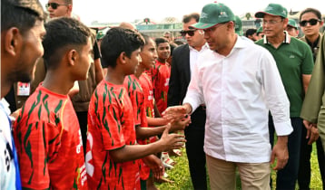 প্রধানমন্ত্রীকে ঘিরে ক্ষুদে শিক্ষার্থীদের উল্লাস