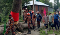 ঝড়ে পড়ে যাওয়ার পর ‌‌‘উঠে দাঁড়ানো’ সেই গাছ কেটে ফেলল প্রশাসন