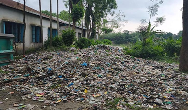 স্কুলের জানালার পাশে ময়লার স্তূপ, অতিষ্ঠ শিক্ষক-শি