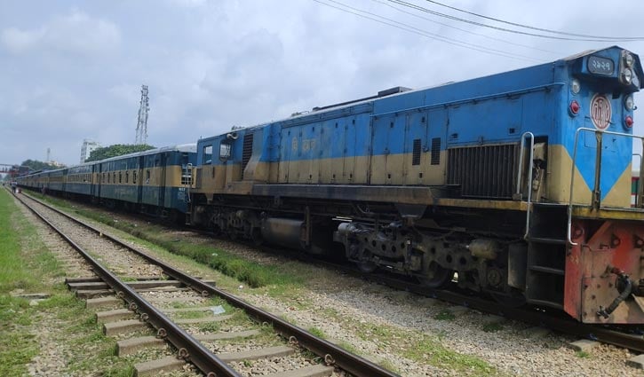 সাড়ে ৩ ঘণ্টা পর বিকল্প ইঞ্জিনে চট্টগ্রামের পথে মেঘনা এক্সপ্রেস
