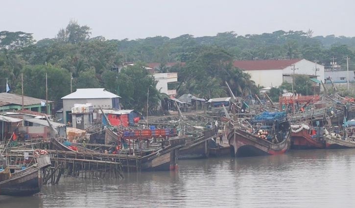 উত্তাল সাগরে মাছের আকাল, নিরাপদ আশ্রয়ে হাজারো ট্রলার