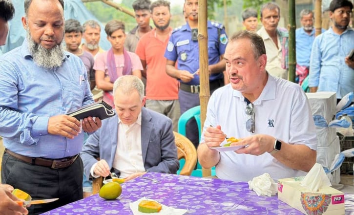 রাজশাহীর আমের হাট ঘুরলেন মার্কিন রাষ্ট্রদূত, নিলেন স্বাদ