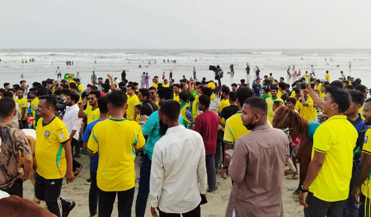 কক্সবাজারে ব্রাজিল সমর্থকদের বর্ণাঢ্য শোভাযাত্রা