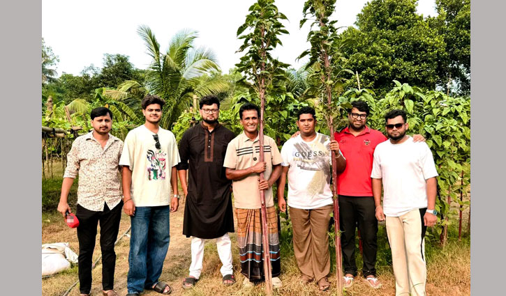 পূবাইলে ১০ ফুটের শাকের ডাটা দেখতে ভিড় করছেন দর্শনা