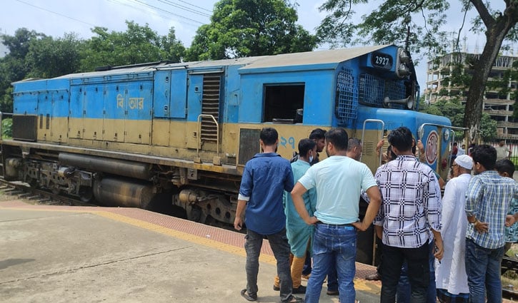 ফেনী স্টেশনে মেঘনা এক্সপ্রেসের ইঞ্জিন বিকল, চরম ভোগান্তিতে যাত্রীরা