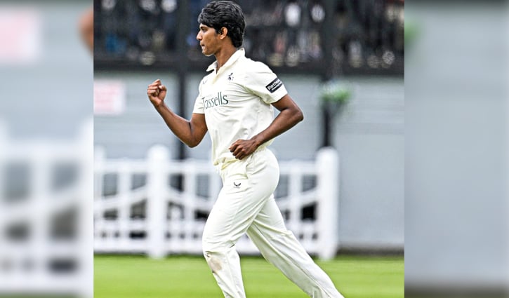 অভিষেকেই সাকিবকে ছাড়িয়ে গেলেন হাসান!