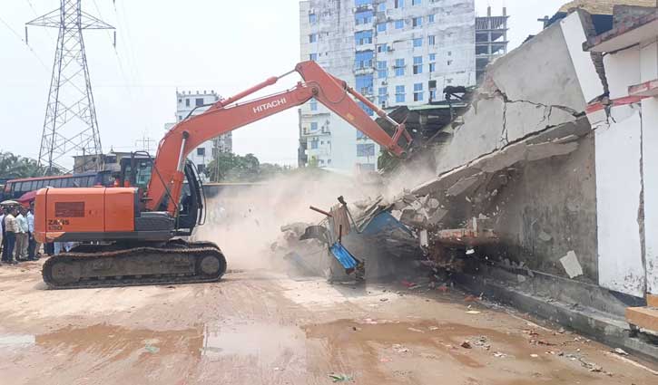 ময়মনসিংহ শহরে অবৈধ স্থাপনা উচ্ছেদ 