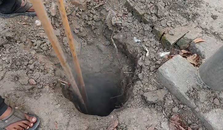 শরীয়তপুরে ৫০ ফুট এলাকায় মাটিতে উত্তাপ, খুঁড়ে দেখা মিললো ধোঁয়া