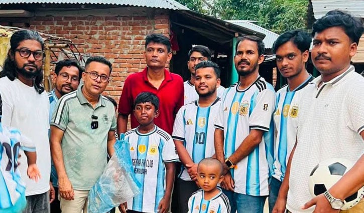 পলিথিন দিয়ে আর্জেন্টিনার পতাকা, পরে মিলল উপহার 
