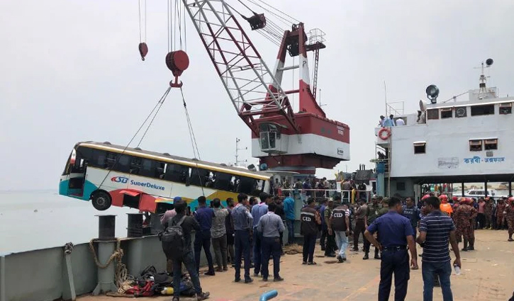 পড়ে যাওয়া বাসযাত্রীদের নিয়ম মেনে আগেই নামানোয় প্রাণহানি হয়নি: মন্ত্রণালয়